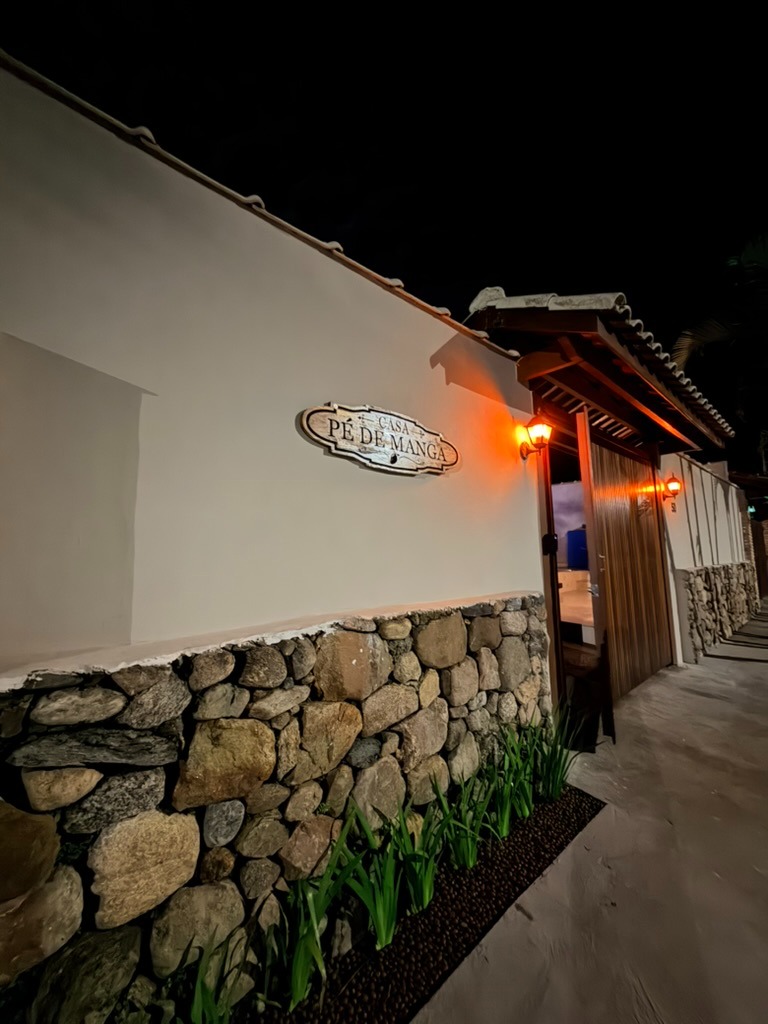 Entrada Noturna & Muro de Pedras